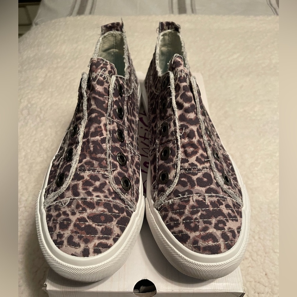 Blowfish size 9 slip on sneakers